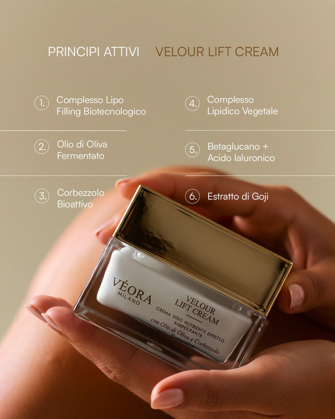 Confezione di Velour Lift Cream tenuta da mani, con dettagli del prodotto su sfondo beige.