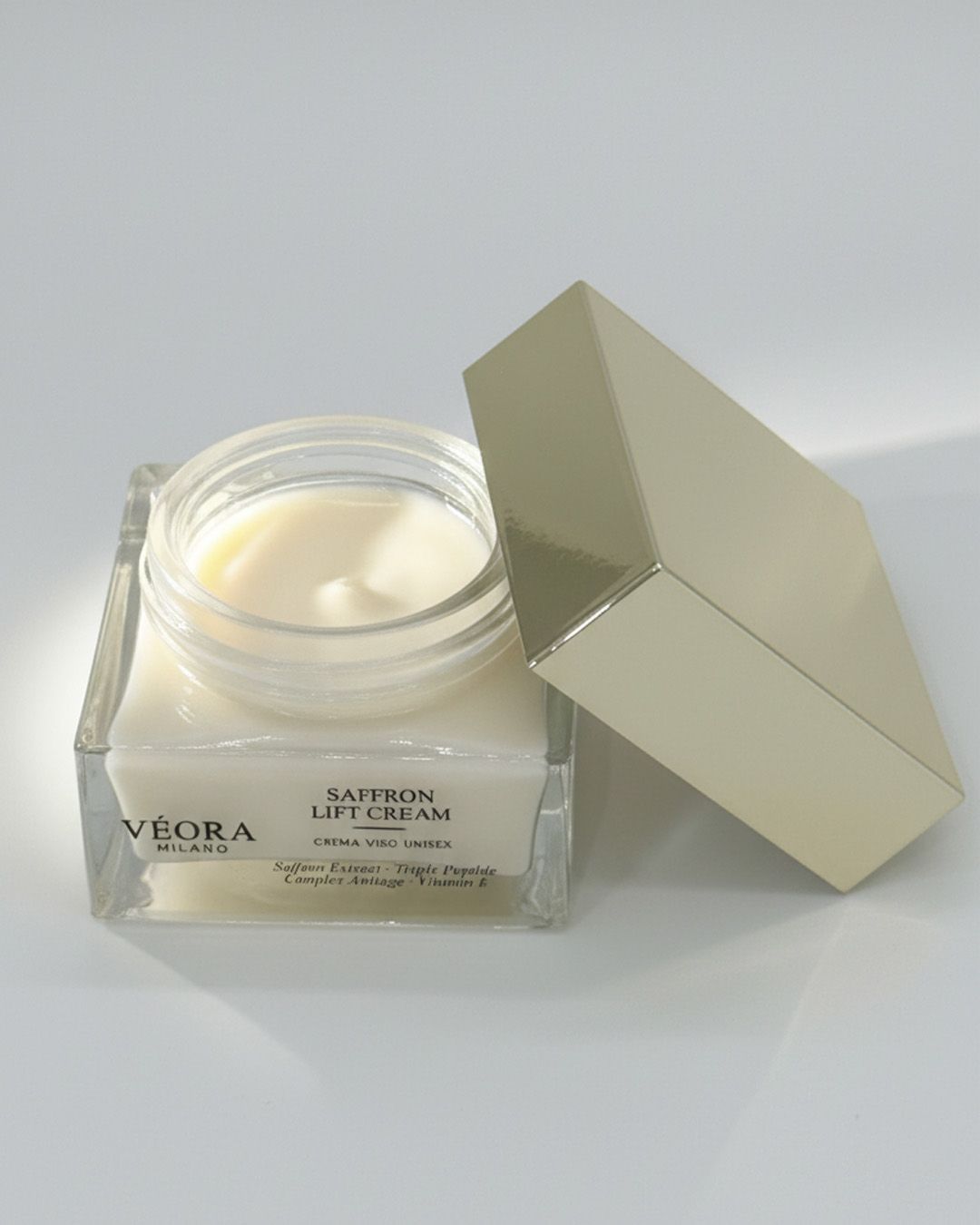 Vasetto di crema Veora Saffron Lift con coperchio su sfondo bianco.