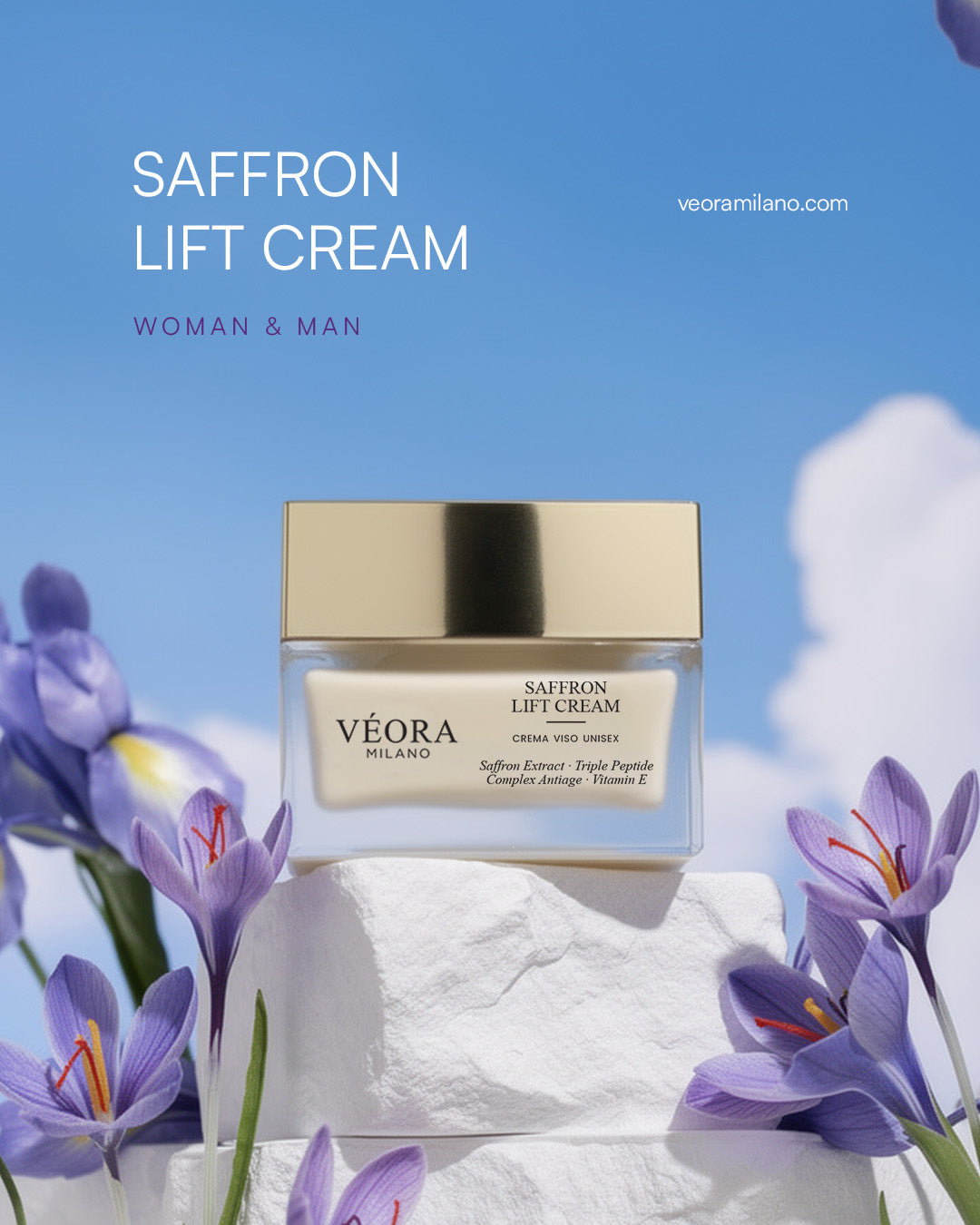 Vasetto di crema Véora Milano Saffron Lift con fiori viola su sfondo blu