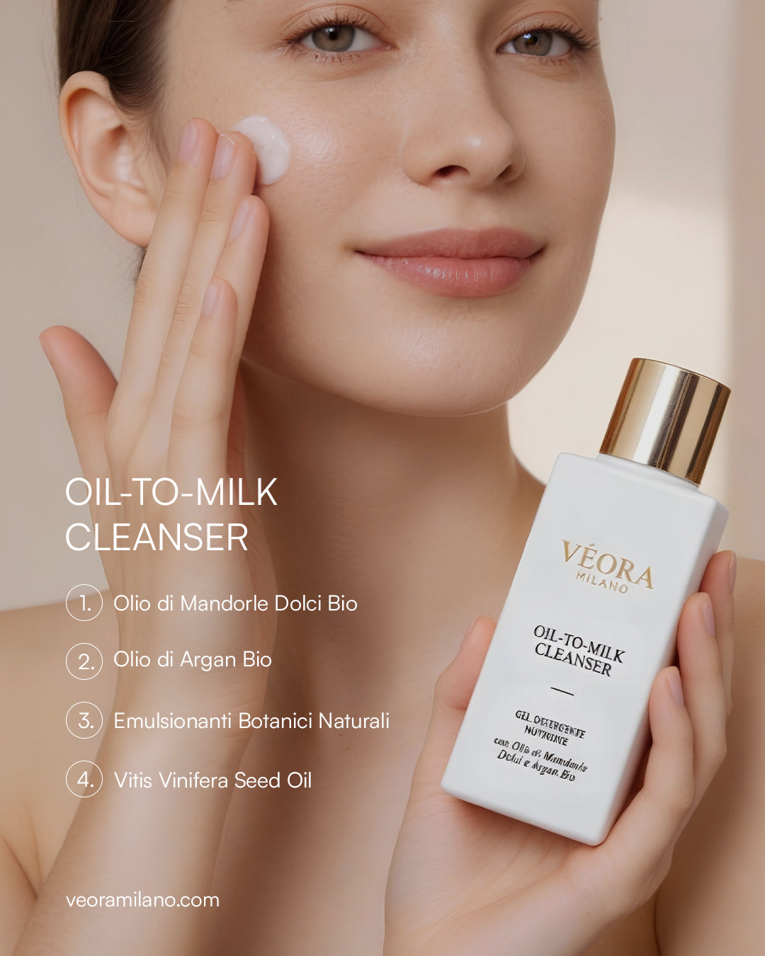 Una donna si applica il detergente sul viso con una bottiglia di Veora Milano Oil-to-Milk Cleanser.