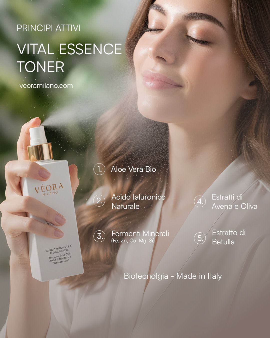 Donna che tiene in mano una bottiglia di tonico Vèora Vital Essence con i dettagli del prodotto su uno sfondo verde sfocato.