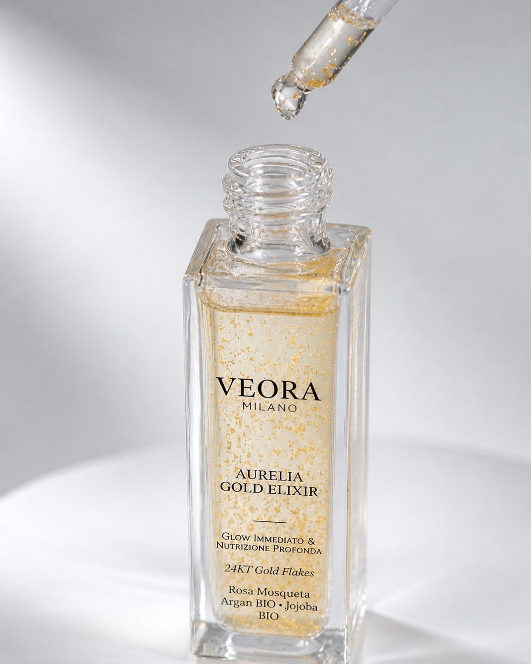 Flacone Veora Milano Aurelia Gold Elixir con contagocce, interno decorato con foglie d'oro 24 carati.