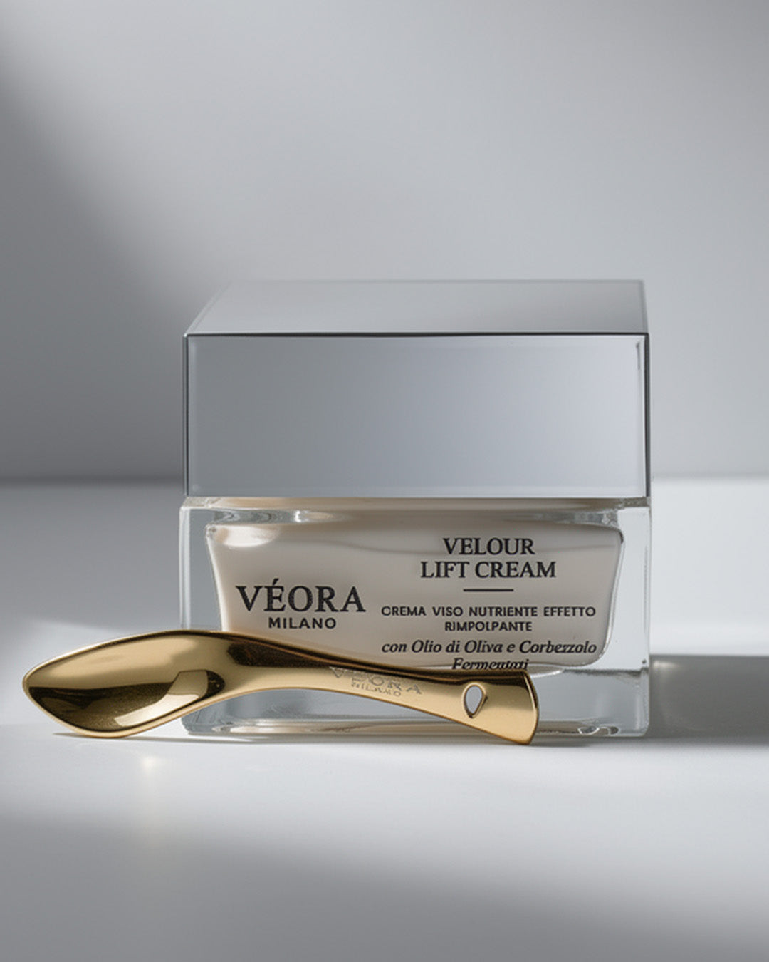 Crema lifting Velour Véora Milano con applicatore dorato su sfondo grigio
